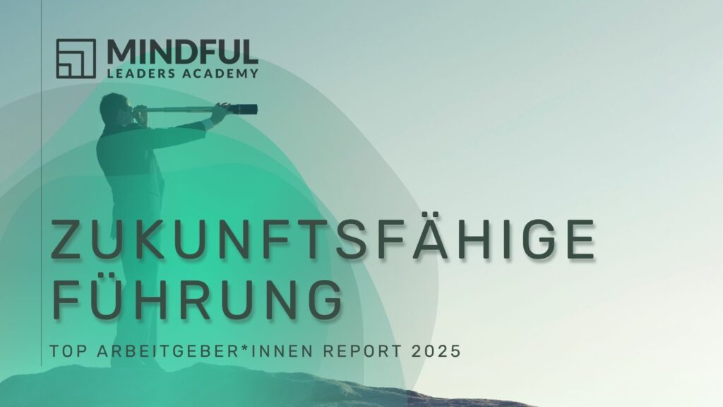 Mann blickt mit Fernrohr in die Zukunft